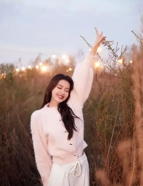 孙怡身穿粉色毛绒外套,给人一种青春的少女感,笑起来迷人又好看插图