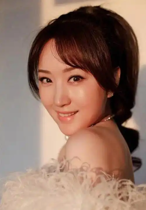 杨钰莹终究是老了,在美颜下看似年轻,但身材却瞒不过大家的眼睛