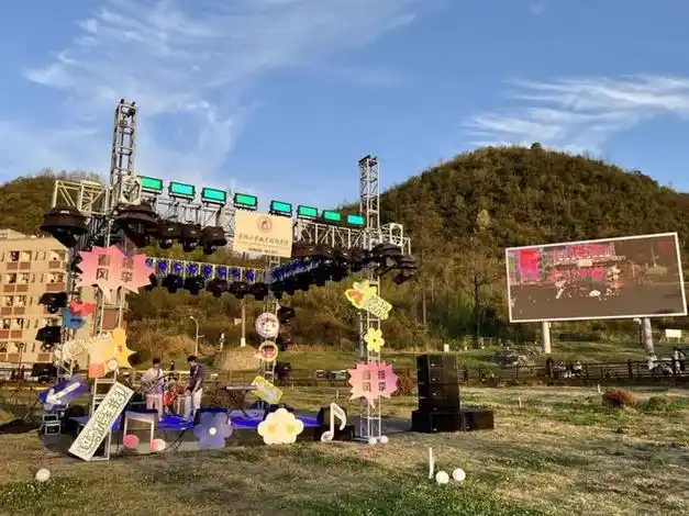 超燃超嗨春风桃李融媒草地音乐节火热开唱