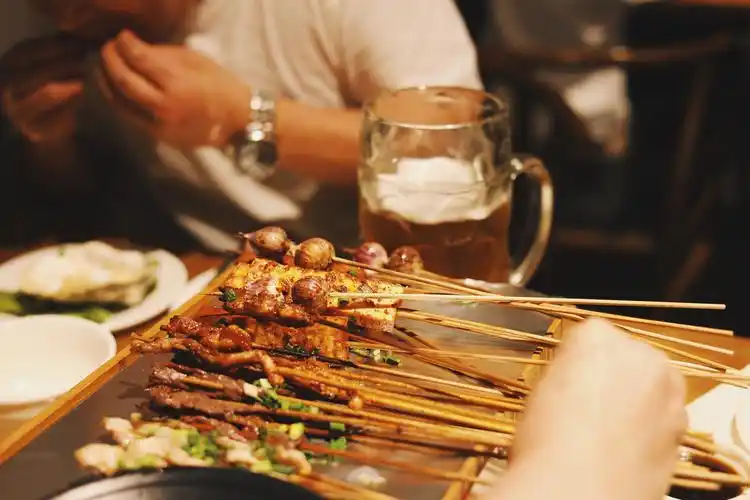 夏日烧烤与啤酒