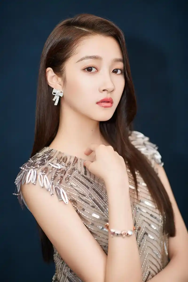 关晓彤切割亮片裙炫丽吸睛美腿修长发光获赞白瓷腿