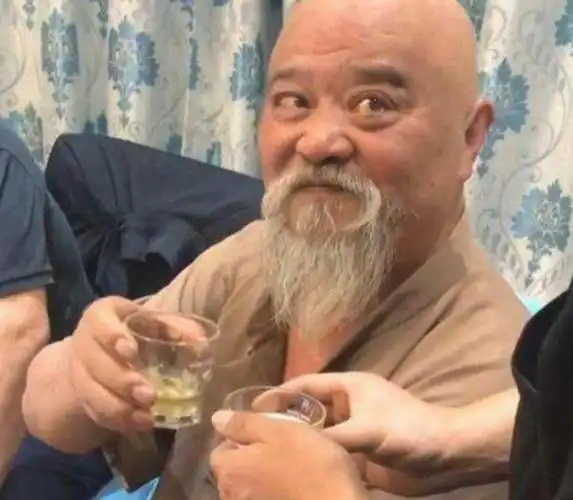 回顾演员李琦每天2包烟顿顿8两酒不顾医生劝诫如今怎样了