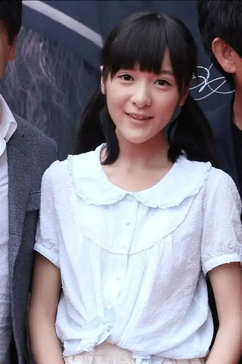 《长江七号》的小主角徐娇长大了,不再是假小子,成了端庄的少女