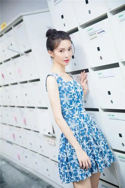 金晨开学季清新写真 丸子头连衣裙穿梭校园