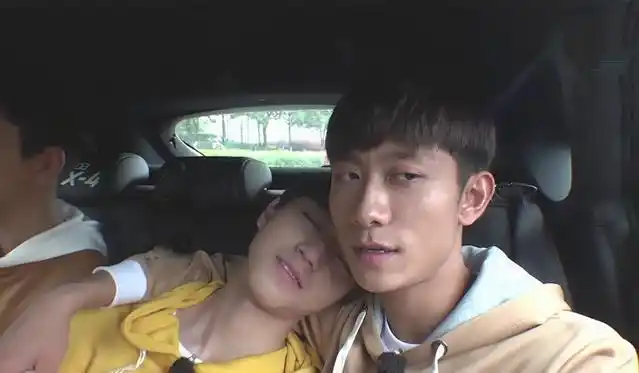 张一山疑似公布女友竟然是郑爽表妹网友眼光真差