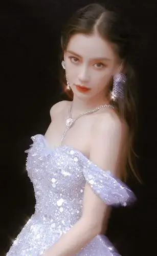 angelababy浅蓝色鱼鳞亮片闪耀着星星点点的光芒,清新复古