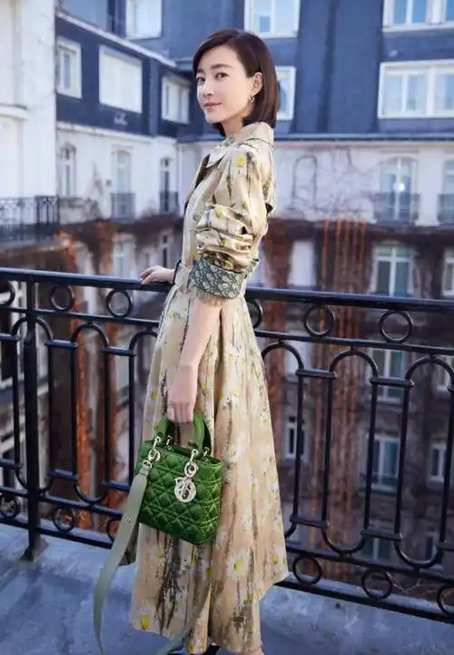 如果你也很喜欢她的衣服穿搭凹造型,或者是王丽坤的bobo头短发造型