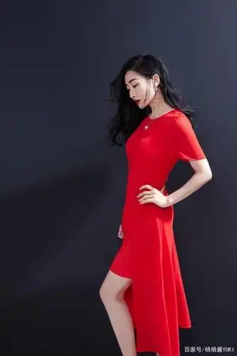 陶昕然挑战男友风,梳背头搭配红唇上演制服诱惑,简直帅到飞起