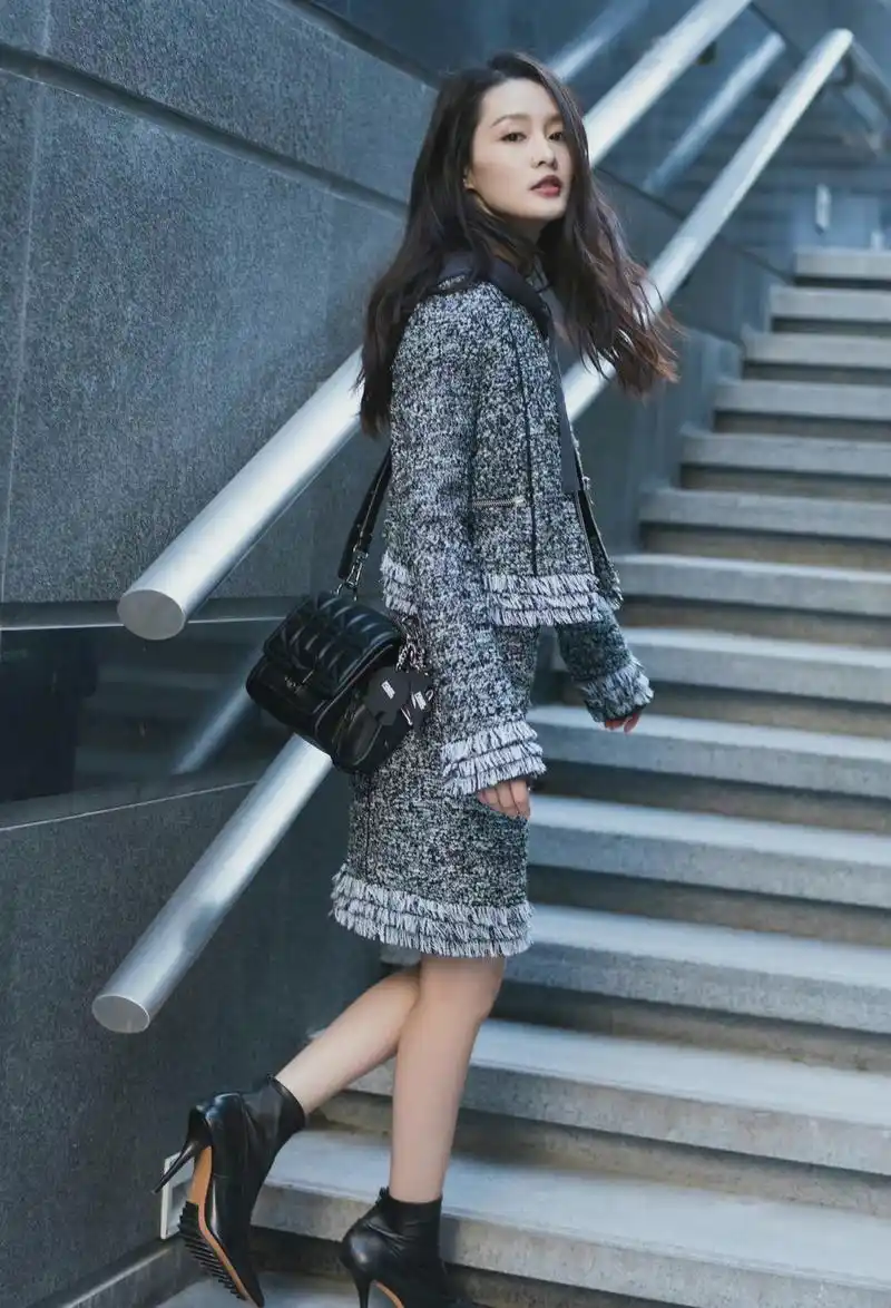 李沁"偷懒式"冬季穿搭很好学,装扮简约接地气,全靠围巾来拯救