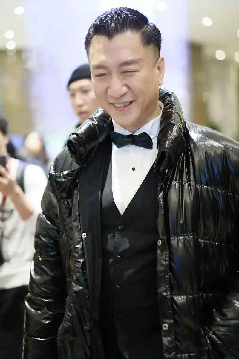 孙红雷身穿亮面羽绒服大气时尚,笑容满满心情甚佳