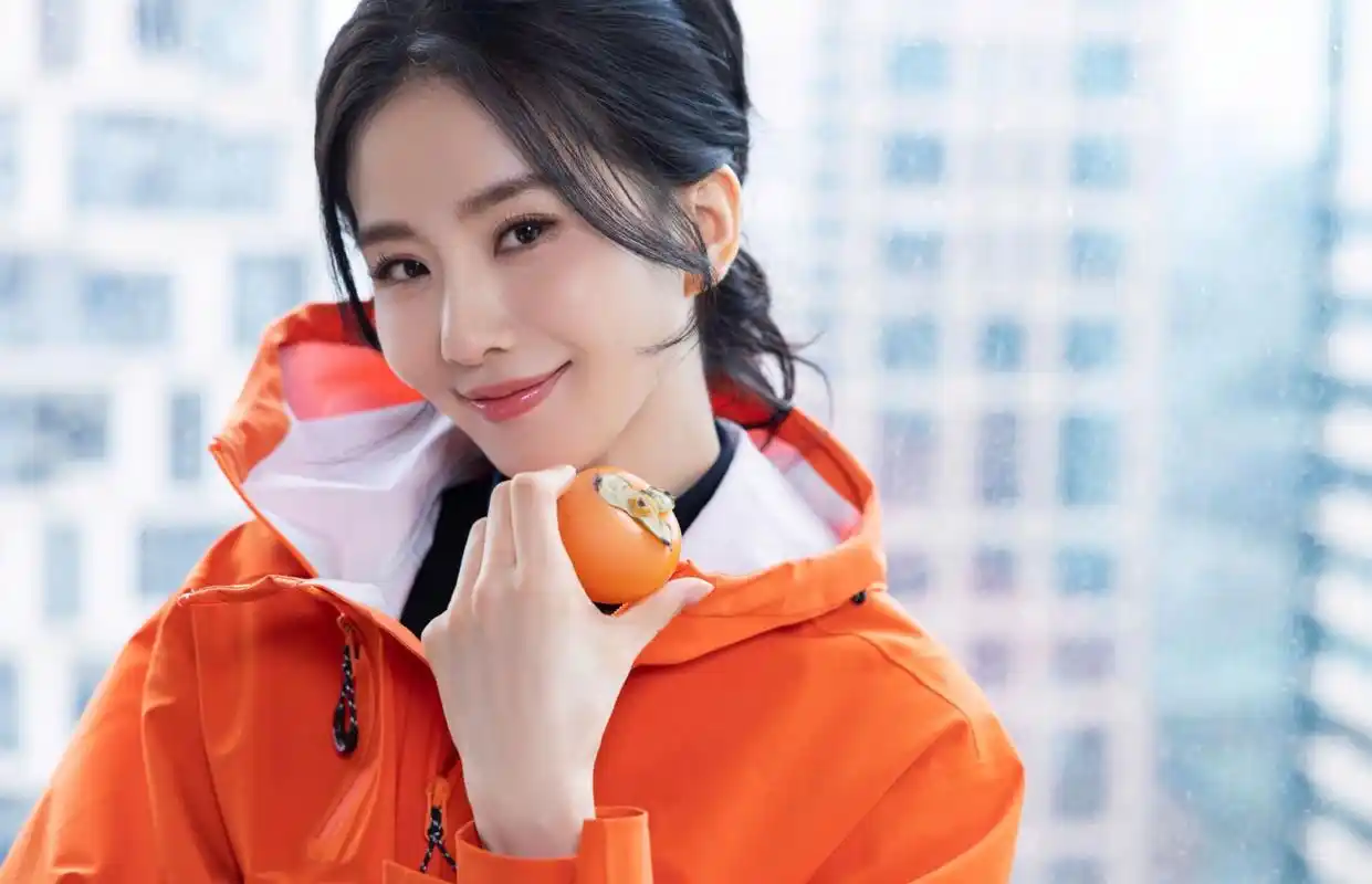 刘诗诗的状态真好,高扎马尾,俏皮减龄,元气满满,户外风也能轻松驾驭!