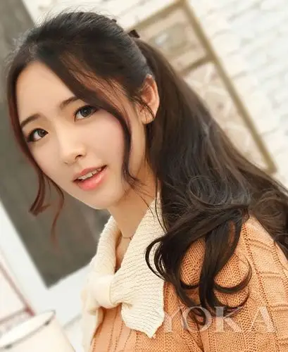 马尾辫其实是很瘦脸的发型,波浪卷的发丝看起来妩媚柔情,再加上刘海