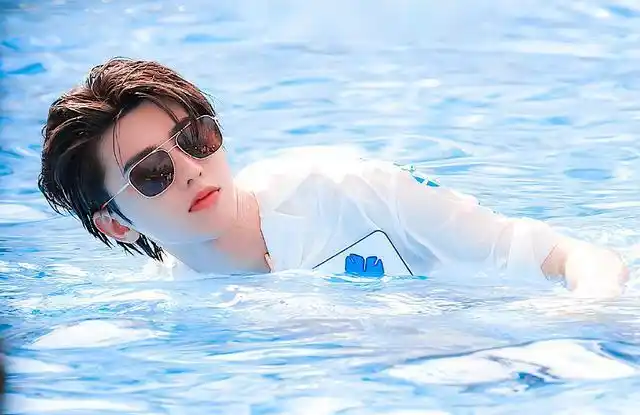 事实证明,粉丝才是真爱,因为拿粉丝和照片和蔡徐坤自己发出来的照片