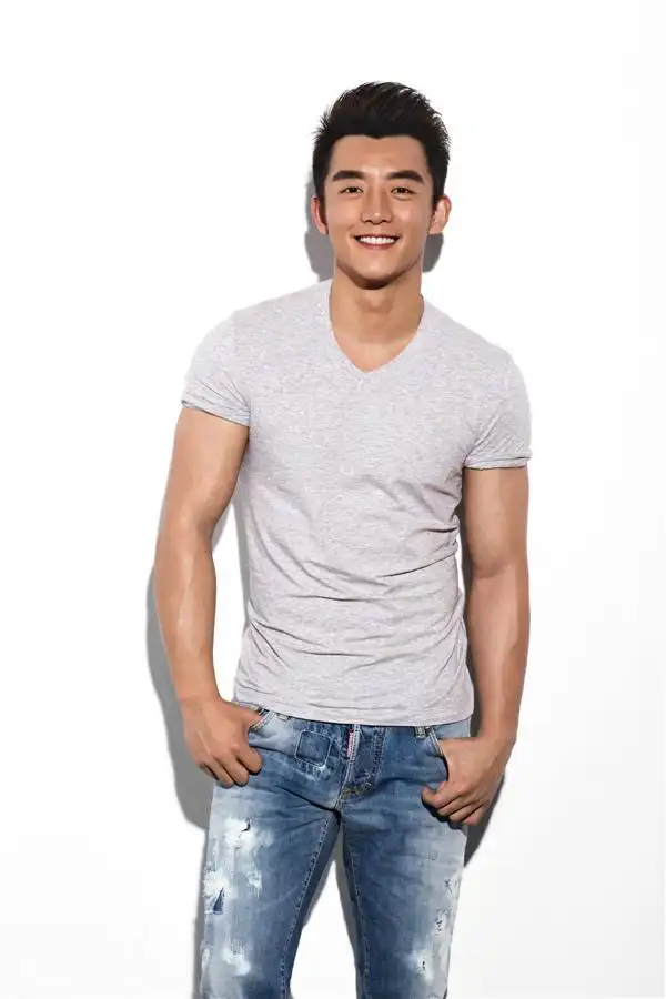 组图郑恺肌肉发达野蛮挥拳玻璃碎一地