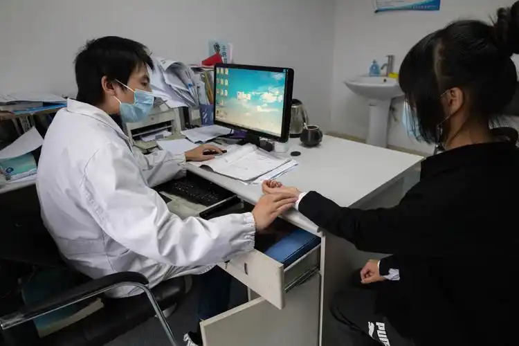 孙伯欣医生为患者"把脉"问诊(学通社记者