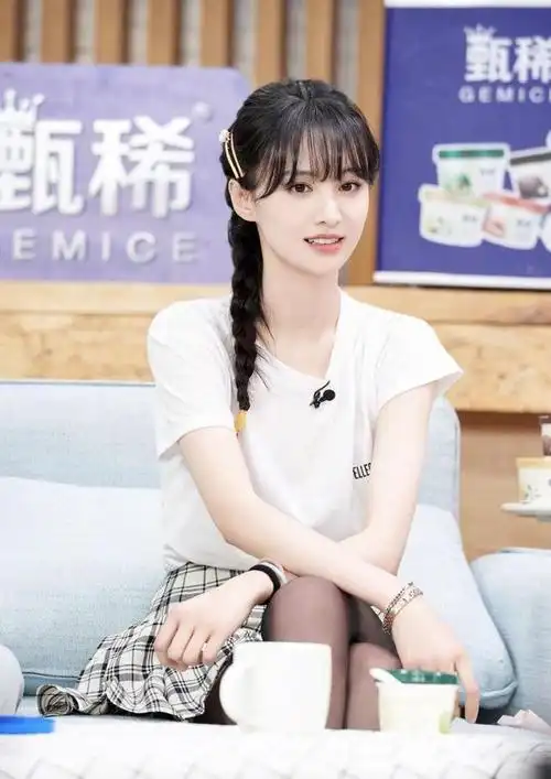 郑爽黑色铆钉裙出席活动银色脏辫搭配贝雷帽帅气又可爱