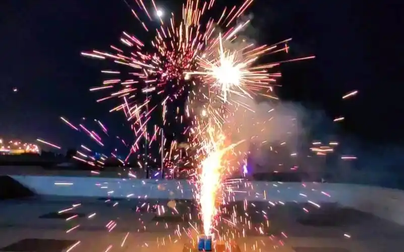 中洲烟花确实好,体积小但效果好,还有蓝色特效