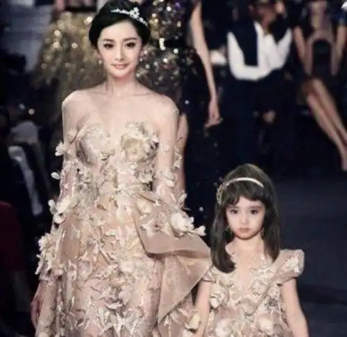 杨幂承认小糯米非亲生小糯米照片曝光打破非亲生谣言