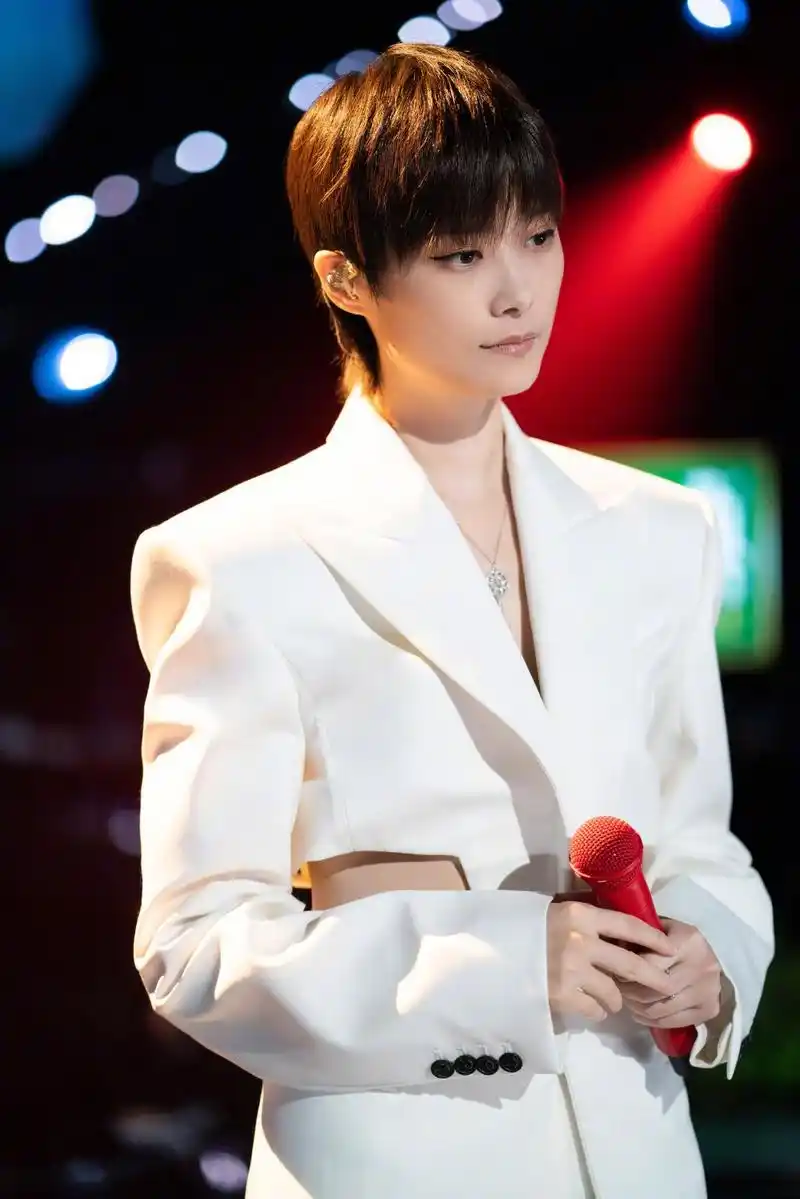 揭秘李宇春的热门爆火之路 李宇春以独特的形象和出众的创作能力在