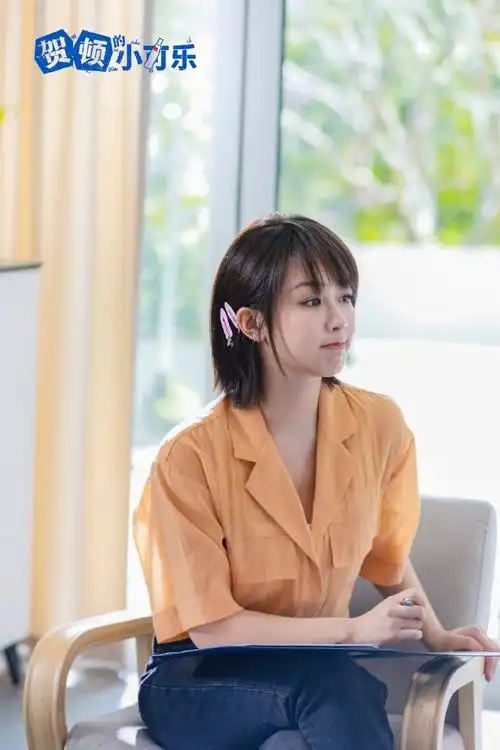 杨紫贺顿治愈六宫格剧照#杨紫贺顿新剧照公开,短发杨紫清爽沉稳,只看