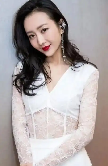 王鸥产后a4腰变水桶腰晒戒指宣誓主权婚姻状态引热议