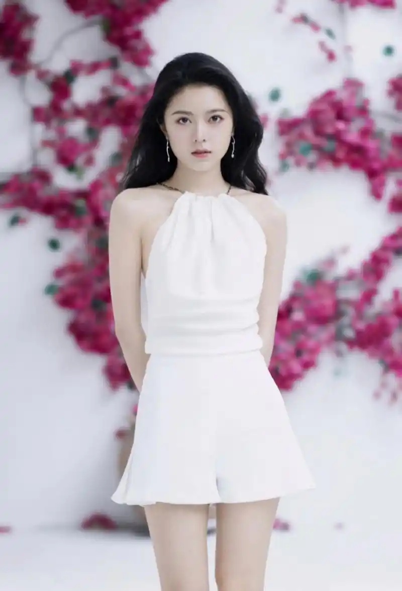美少女#赵今麦# 一袭白色吊带连衣裙,肤白貌美的容颜,白皙细嫩的皮肤