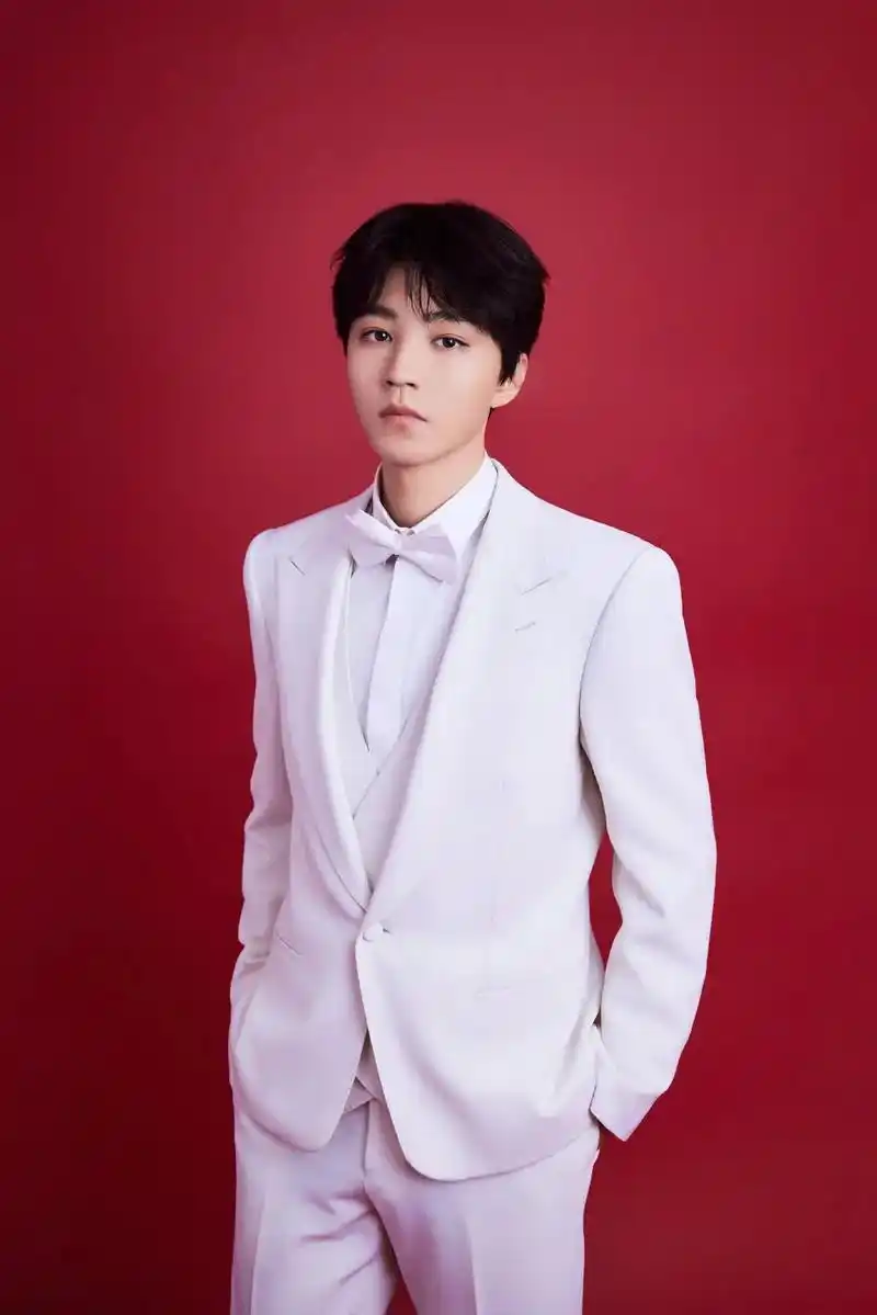 王俊凯结婚照!我都可以想象到这组照片问世以后会被#小螃蟹们 - 抖音