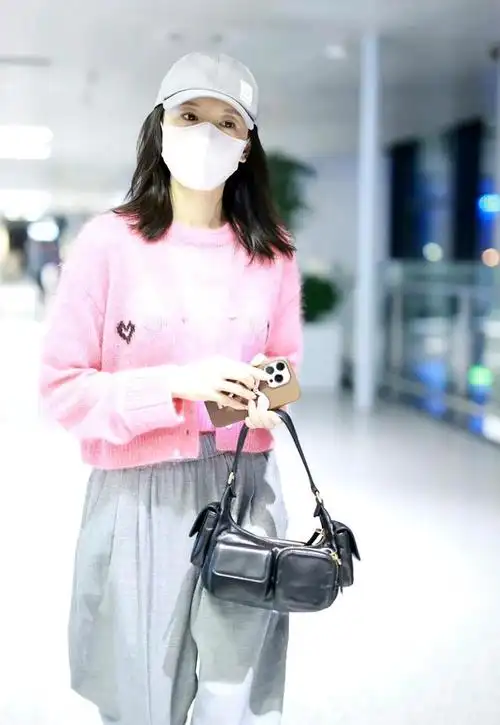 董洁是气质女神,也是小个子大龄女性的穿搭模板,虽然个头不算很高,可