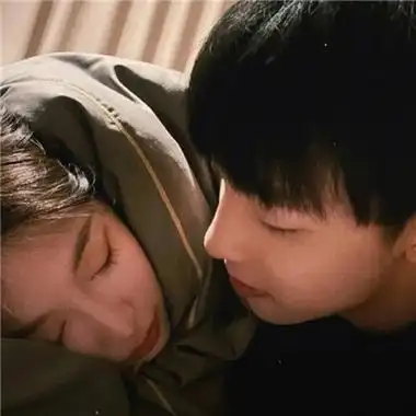 让人一见倾心不一样的情侣头像一对,女生的美丽是一种令人心醉的