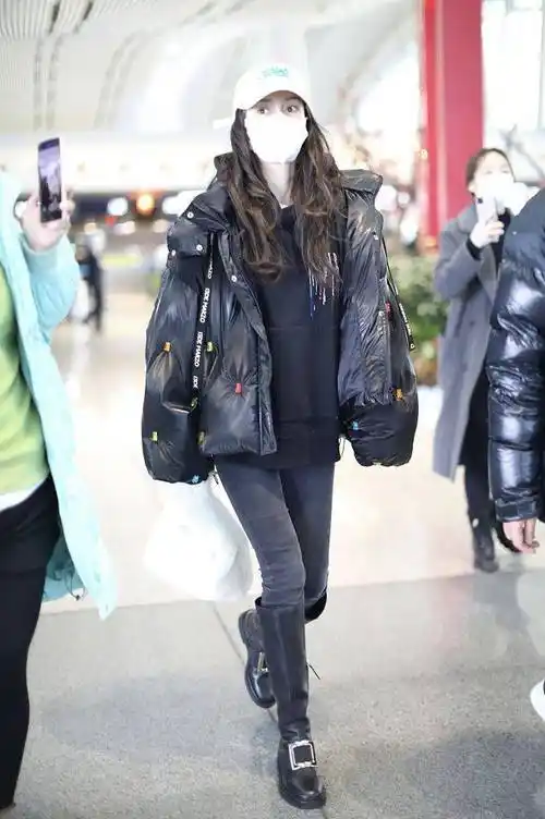 杨颖穿13 de marzo羽绒服搭配rv及膝靴 又美又酷_黑色_机场_鞋履