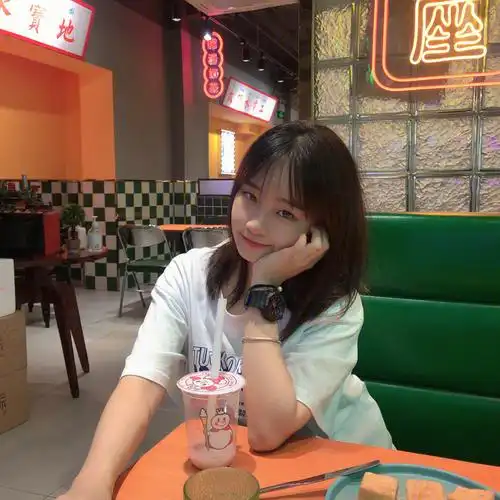 秋天第一杯奶茶拍照姿势