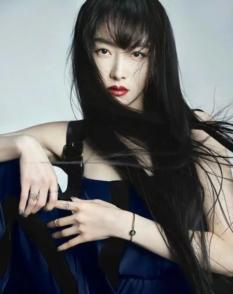 星尚人#@宋茜爆改机械姬 @宋茜 又一刊封面解锁,尝试黑色刘海长址发