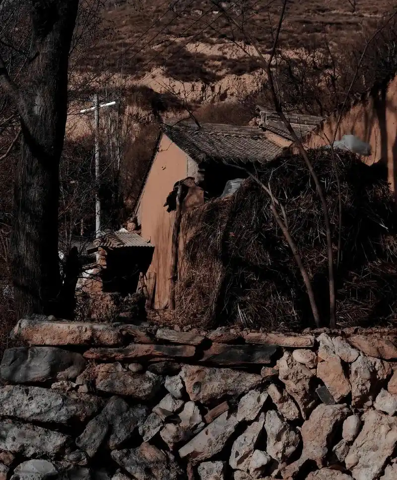 渐渐远去的是村里的老房子,是我们的童年,是人们的回忆#摄影  - 抖音