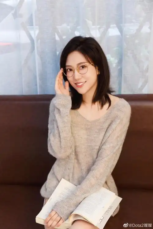 dota2解说璨璨晒照夏日炎炎换个心情