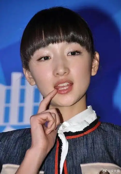 早期的周冬雨还是那么年轻.