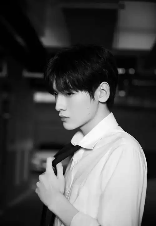 翟潇闻录制《你好星期六》,造型帅气.