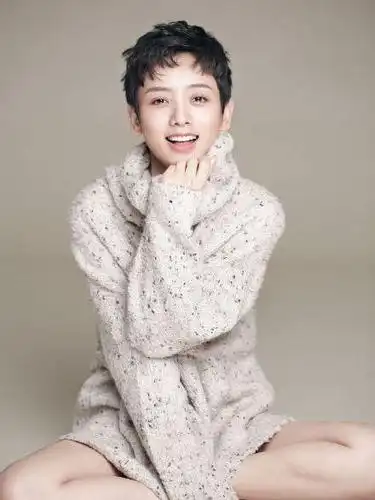 女明星寸头造型杨颖迪丽热巴周冬雨你觉得谁成功hold住了呢