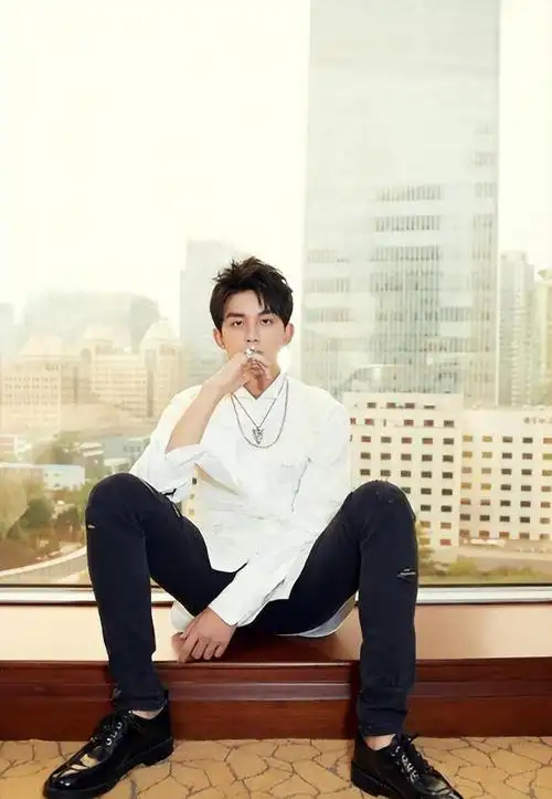 吴磊的哥哥爆火186cm肌肉男神一个斯文败类形象