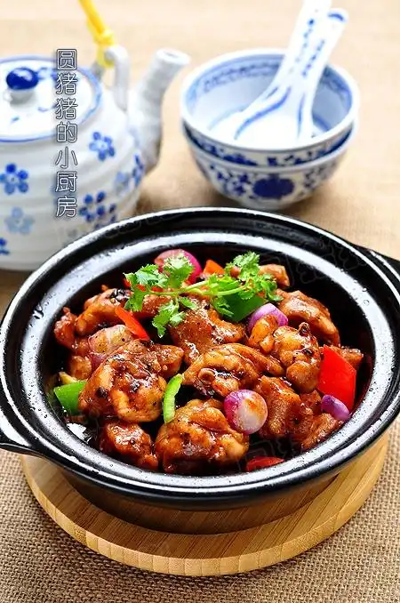 香浓滑嫩的经典粤菜——嗜嗜滑鸡煲