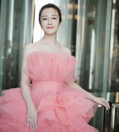 曼娘李依晓直播带货频频翻车还被网友错认成薇娅