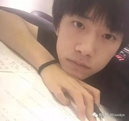 易烊千玺熬夜写作业.粉丝心疼