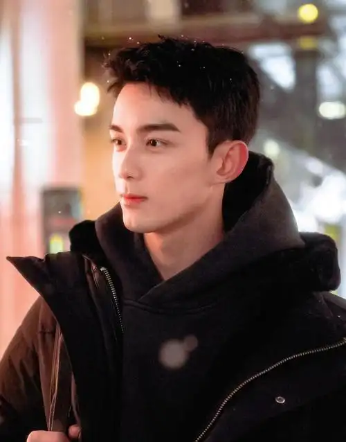 "另一位导演俞波也夸赞吴磊对自己要求很高,连台球国家队指导教练张凯