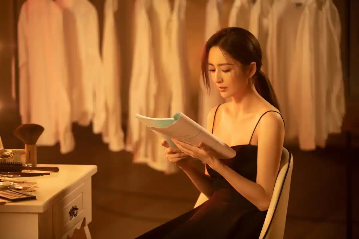 佟丽娅写真,一袭黑色吊带裙,精致优雅,妩媚动人