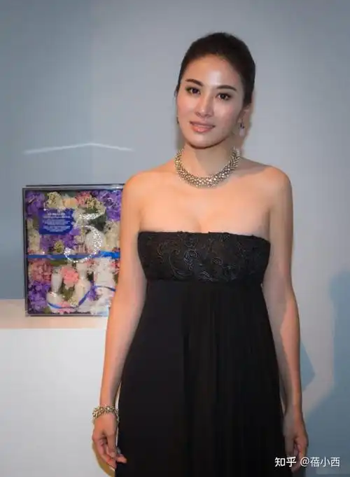 这次叶璇就给大家做了一个很好的示范,一条黑色抹胸礼服简约又高级