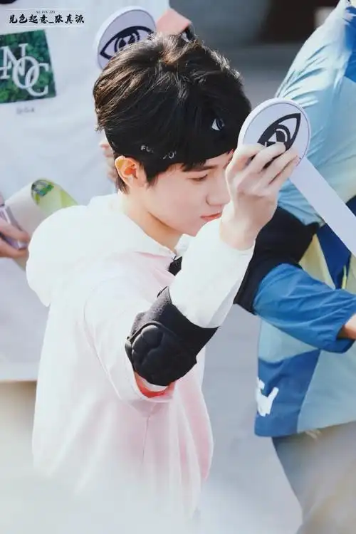 张真源粉t恤发带造型