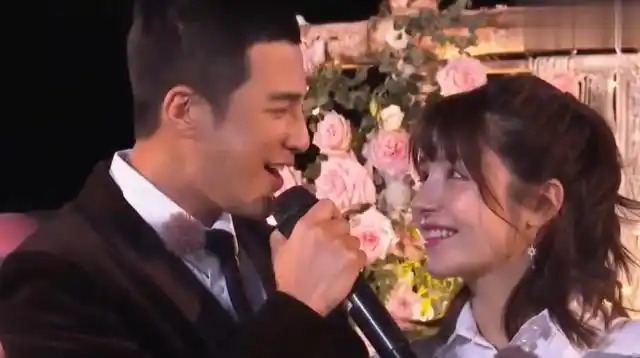 姜潮求婚麦迪娜深情唱歌麦迪娜感动落泪