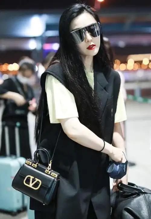 范冰冰真是娱乐圈穿搭模板私下里穿黑色马甲西装高级有范