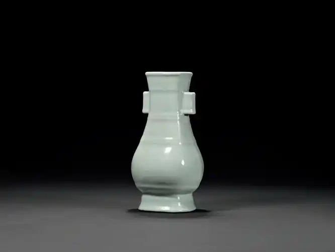 清雍正 仿官釉贯耳弦纹瓶