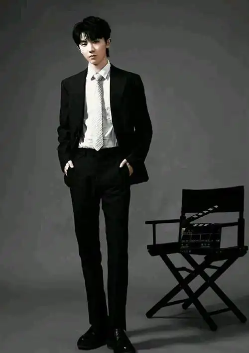 马嘉祺的新造型真是绝了,白色西装非常合身,舞台气场风头无两