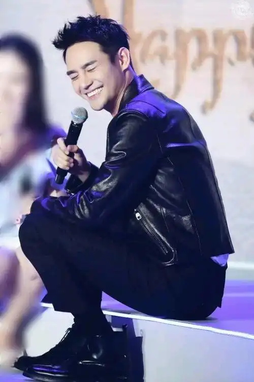 没想到,大帅哥王凯笑起来就瞬间变得傻乎乎了